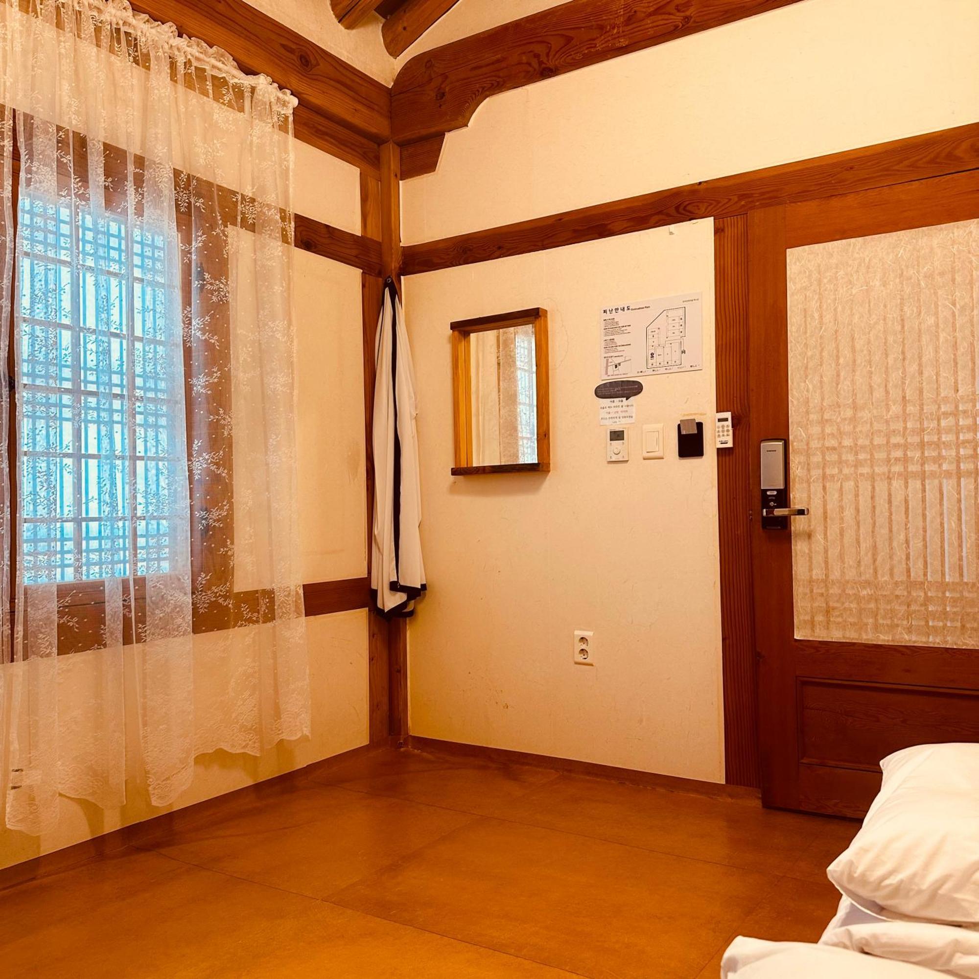 Jeonju Hanok Village Deoksugung Bagian luar foto
