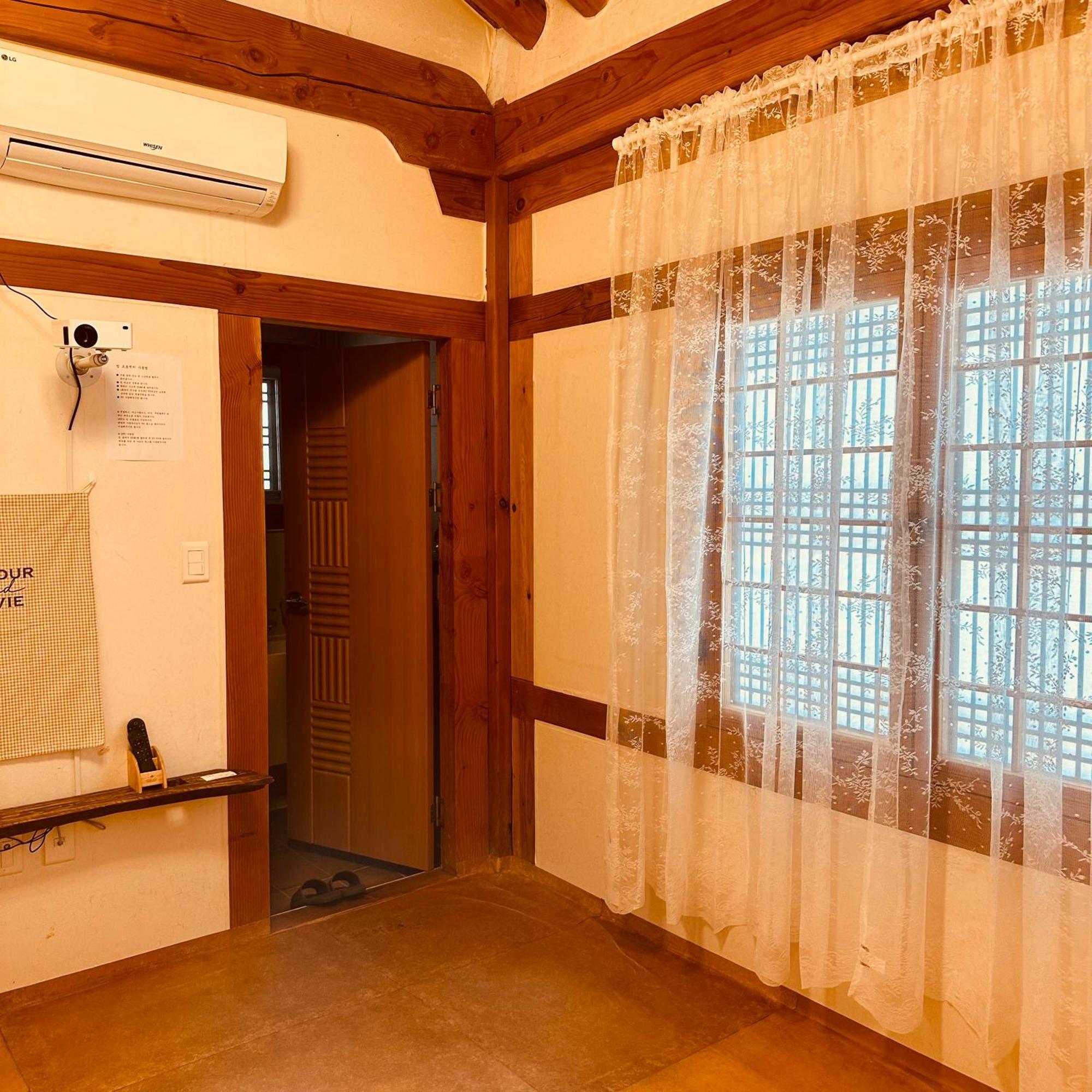 Jeonju Hanok Village Deoksugung Bagian luar foto