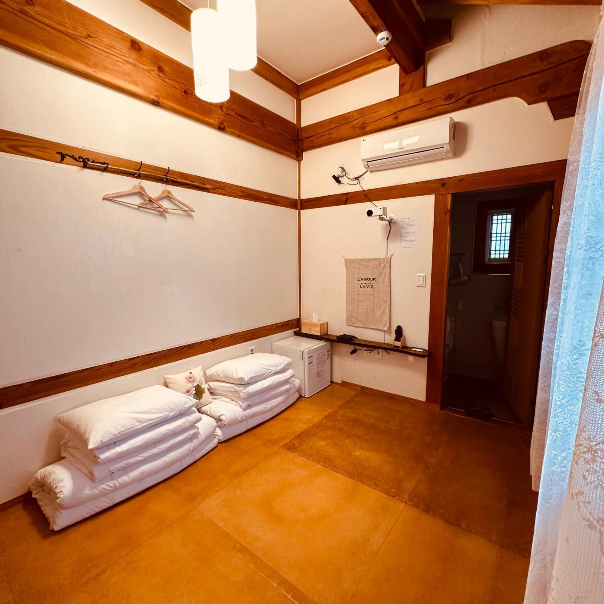 Jeonju Hanok Village Deoksugung Bagian luar foto