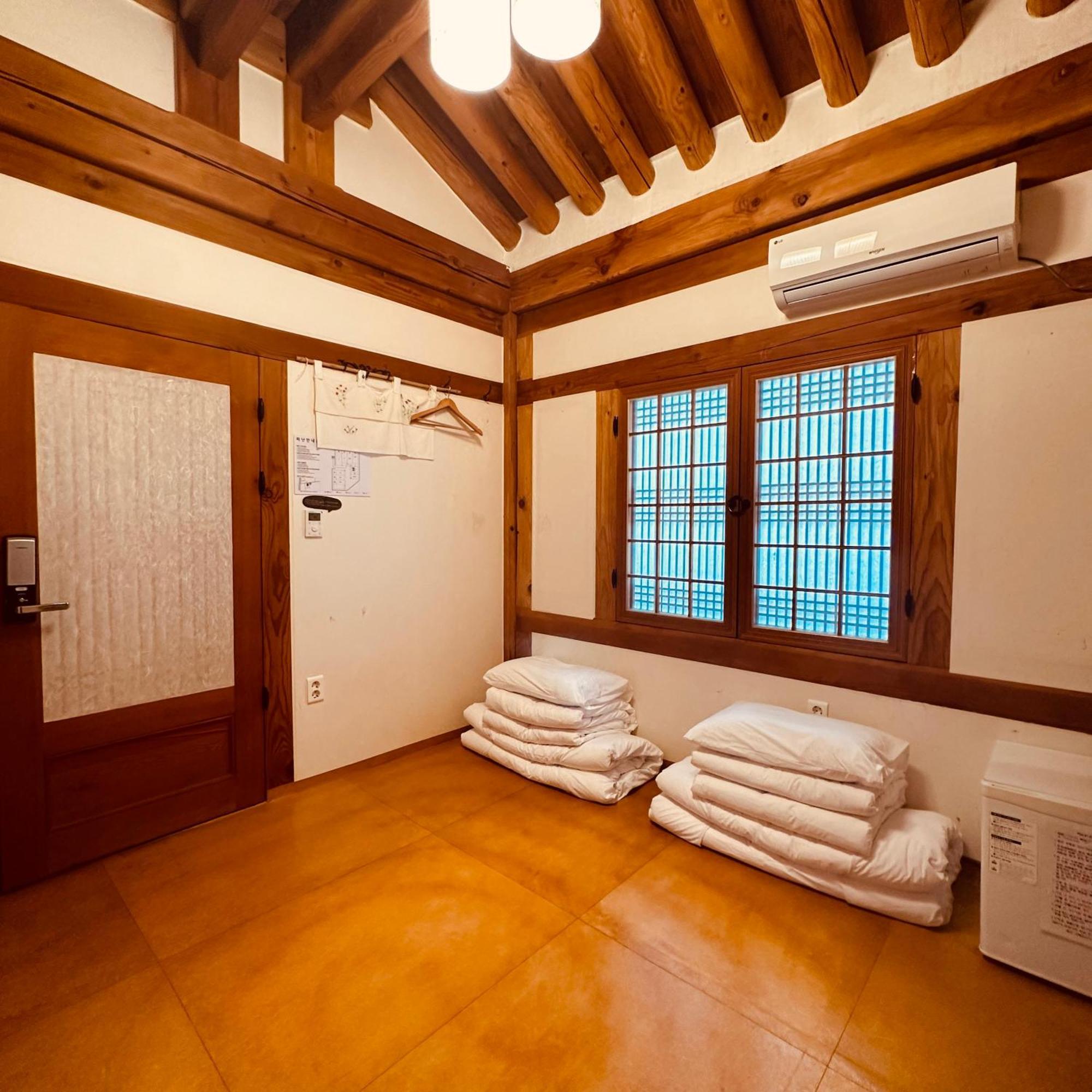 Jeonju Hanok Village Deoksugung Bagian luar foto