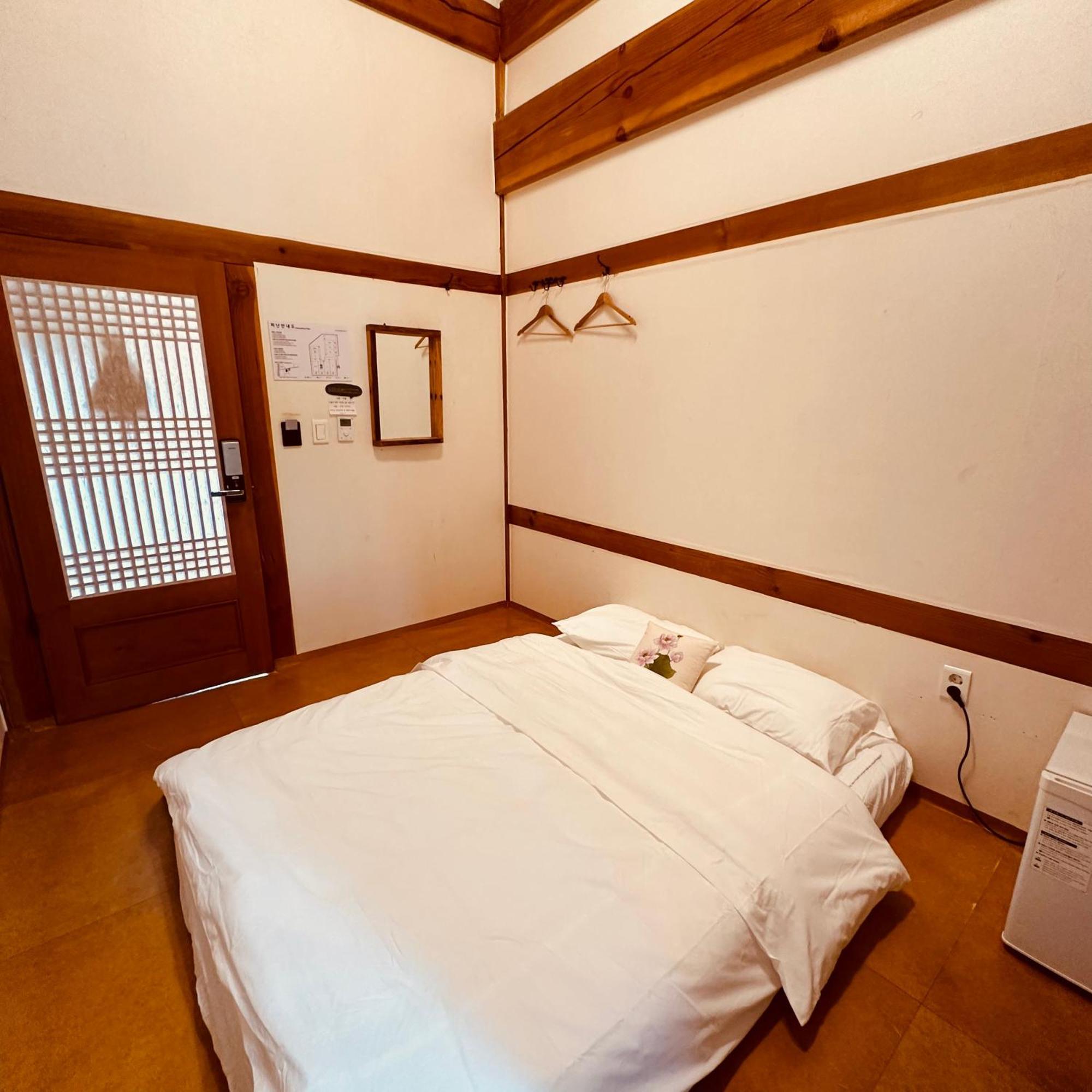 Jeonju Hanok Village Deoksugung Bagian luar foto