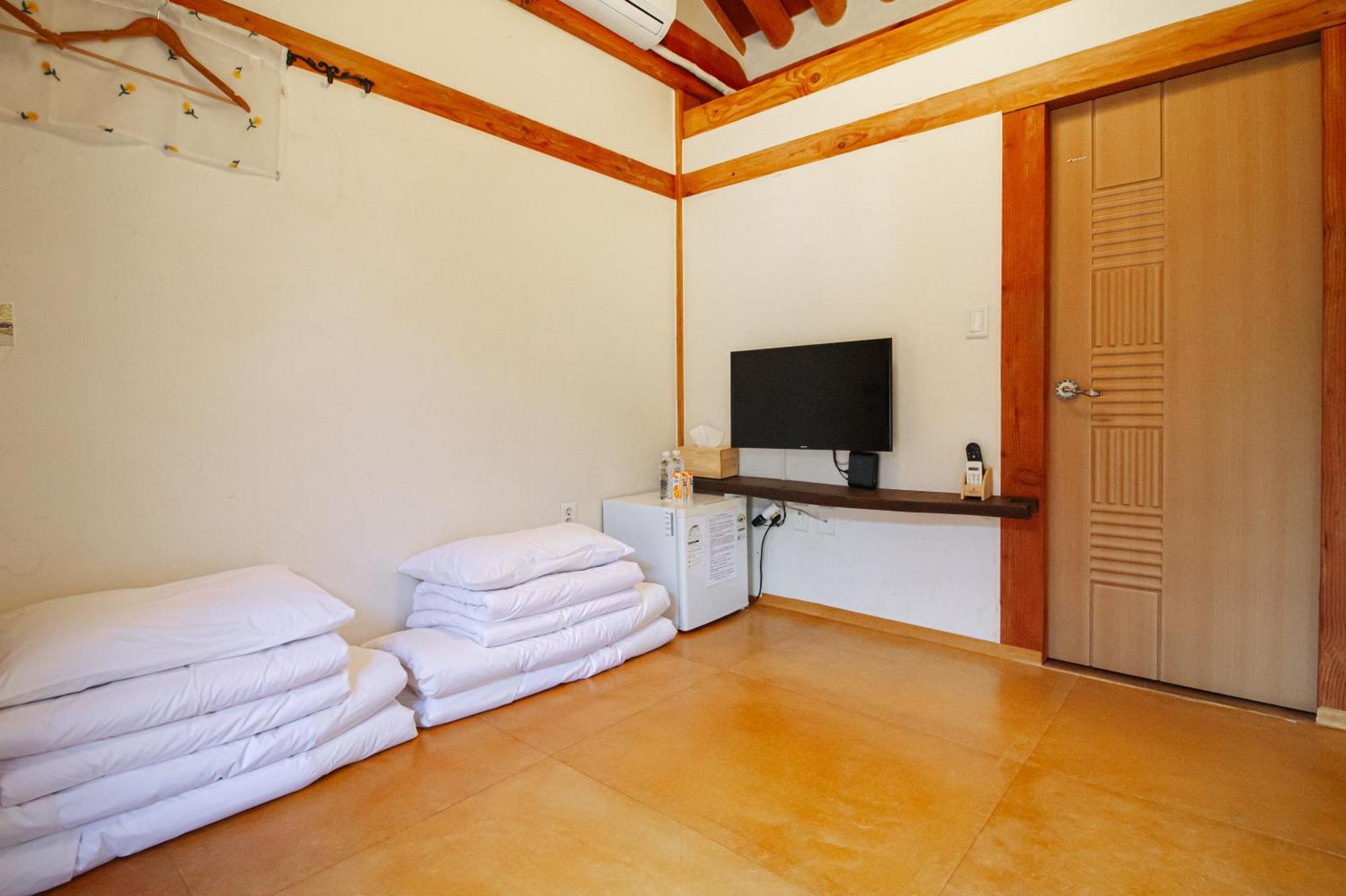 Jeonju Hanok Village Deoksugung Bagian luar foto