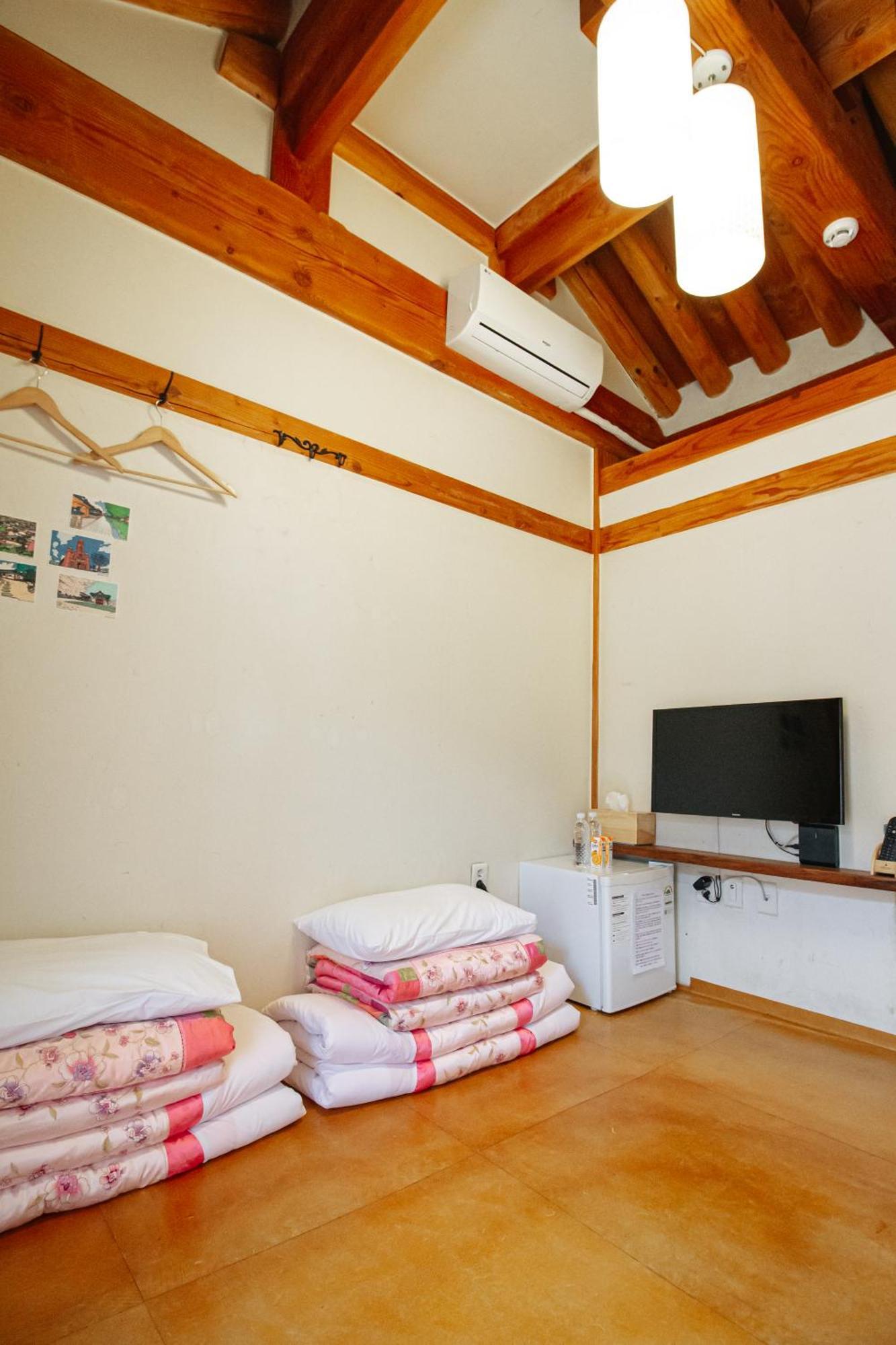 Jeonju Hanok Village Deoksugung Bagian luar foto