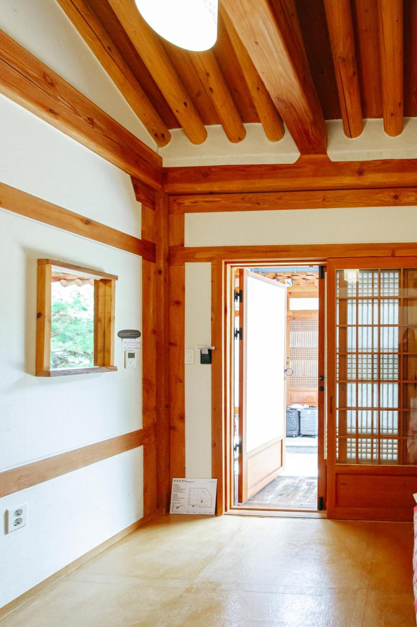 Jeonju Hanok Village Deoksugung Bagian luar foto